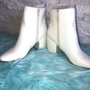 New women’s shoes size 9/5